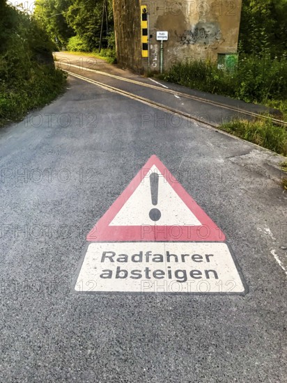 Arnsberg, North Rhine-Westphalia, Germany, road sign warning cyclists to descend, quiet road bend with high number of accidents among cyclists on the RuhrtalRoute, TR 3