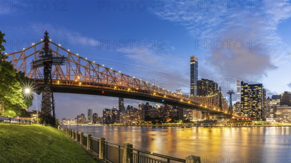 Queensboro Bridge, Riverview Terrace, New York, USA