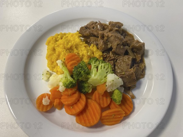 Sliced beef, corn polenta, vegetables with carrots, broccoli, cauliflower, on plate, food, Stuttgart, Baden-Württemberg, Germany