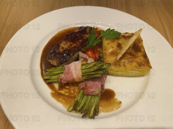 Back of lamb, potato gratin, green beans wrapped in bacon, on plate, food, Stuttgart, Baden-Württemberg, Germany