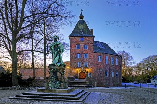 Moers Castle with the monument to Electress Louise Henriette of Brandenburg early in winter, Moers, Lower Rhine, North Rhine-Westphalia, Germany