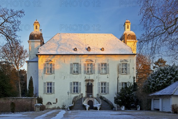 Schloss Lauersfort im winter, Moers, Wesel District, Lower Rhine, North Rhine-Westphalia, Germany