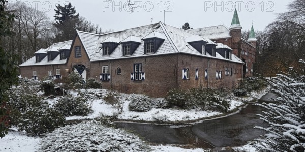 Walbeck Castle in Geldern-Walbeck in winter, Geldern, Lower Rhine, North Rhine-Westphalia, Germany