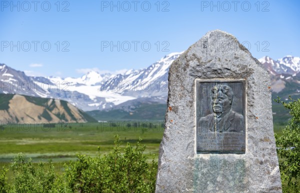 Wilds Preston Richardson Monument, memorial stone for the builder of the Richardson Highway, picturesque landscape Gulkana Glacier and summit Icefall Peak, Richardson Highway, Alaska Range, Alaska, USA
