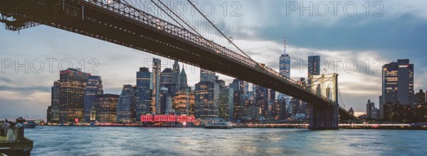 Brooklyn Bridge and Manhattan skyline at sunset, Old Pier 1, Brooklyn Bridge Park, Brooklyn, New York, USA