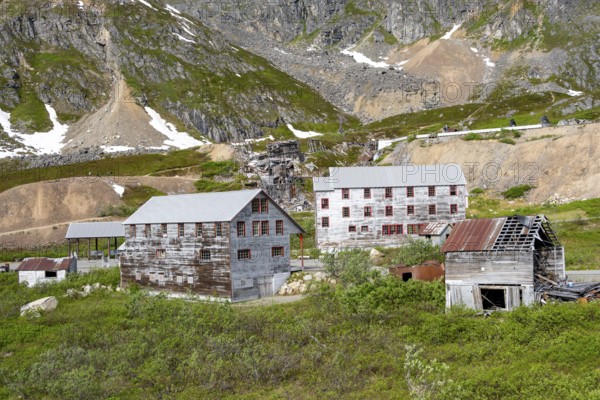 Building of the former Gold Mine Independence Mine in mountainous landscape, Independence Mine State Historical Park, Hatcher Pass, Talkeetna Mountains, Alaska, USA