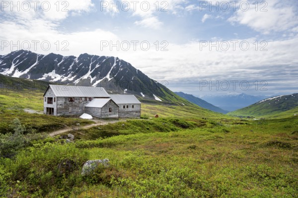 Kitchen building of the former Gold Mine Independence Mine in mountainous landscape, Independence Mine State Historical Park, Hatcher Pass, Talkeetna Mountains, Alaska, USA