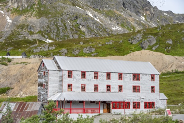 Workers accommodation, former Gold Mine Independence Mine building in mountainous landscape, Independence Mine State Historical Park, Hatcher Pass, Talkeetna Mountains, Alaska, USA