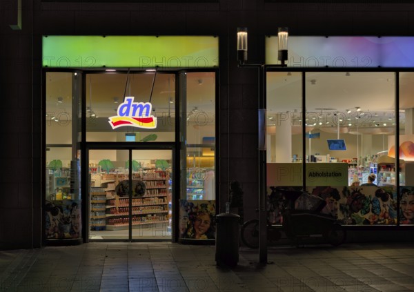 Night view, dm market, drugstore, logo, Stuttgart, Baden-Württemberg, Germany