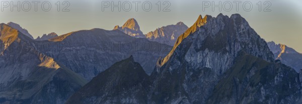Mountain panorama at sunrise from Nebelhorn, 2224 m, to Höfats 2259 m, behind it the Große Krottenkopf illuminated by the morning sun, 2656m Allgäu Alps, Allgäu, Bavaria, Germany