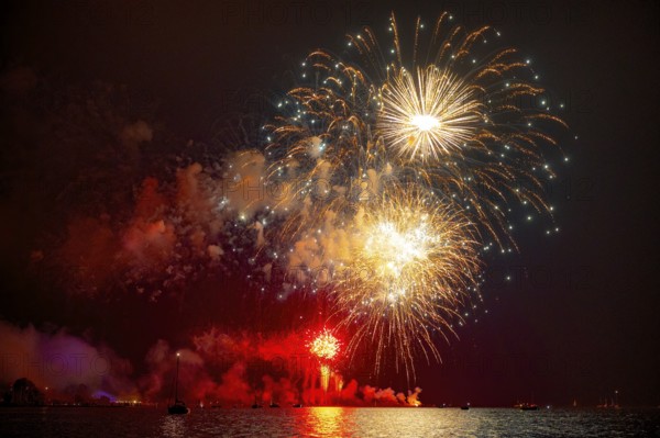 Colourful fireworks in the night sky above Dümmer See annual large fireworks with the name Der Dümmer brennt, festive atmosphere, Hüde, am Dümmer, Lower Saxony, Germany