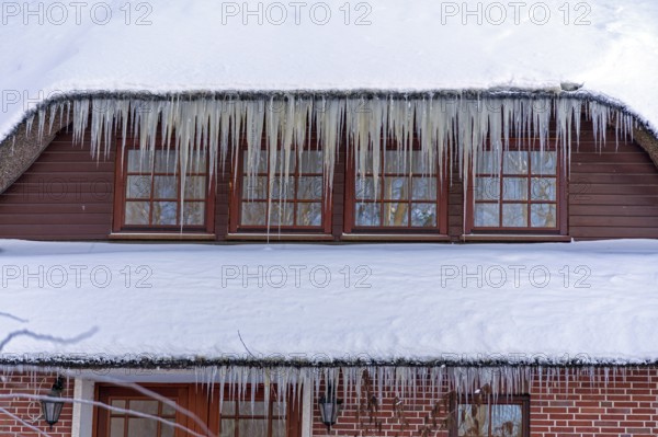Icicles on a house roof, snow, winter, ice, Sieversen, Samtgemeinde Rosengarten, Lower Saxony, Germany