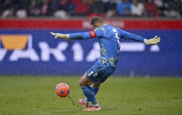Goalkeeper Marvin Schwäbe 1. FC Koeln KOE (01) Action kick off snow, snow drift, winter, Voith-Arena, Heidenheim, Baden-Württemberg, Germany