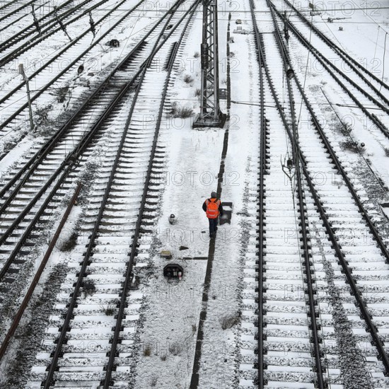 Railway workers between many tracks in winter, train formation in the Vorhalle district, marshalling yard, infrastructure, Hagen, Ruhr area, North Rhine-Westphalia, Germany