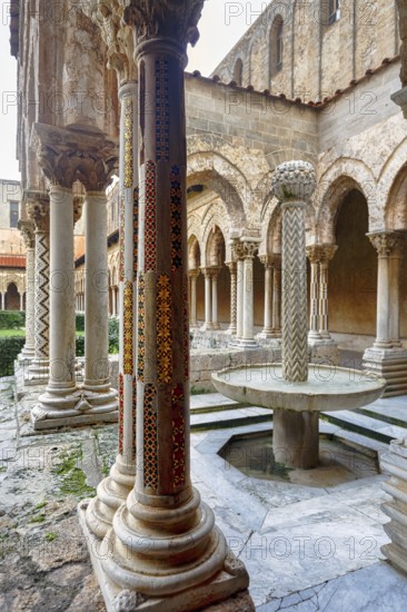 Famous Benedictine monastery cloister, decorated columns, double columns and fountains, Monreale Cathedral, Santa Maria Nuova, Monreale, Sicily, Southern Italy, Italy