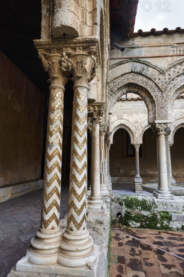 Famous cloister of the Benedictine monastery, decorated columns, double columns, Cathedral of Monreale, Santa Maria Nuova, Monreale, Sicily, Southern Italy, Italy