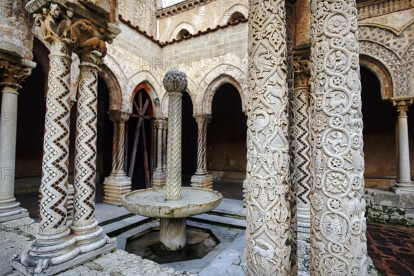 Famous Benedictine monastery cloister, decorated columns, double columns and fountains, Cathedral of Monreale, Santa Maria Nuova, Monreale, Sicily, Southern Italy, Italy