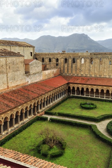 Famous Benedictine monastery cloister, courtyard garden, Norman architecture, Monreale Cathedral, Santa Maria Nuova, Norman architecture, Monreale, Sicily, southern Italy, Italy