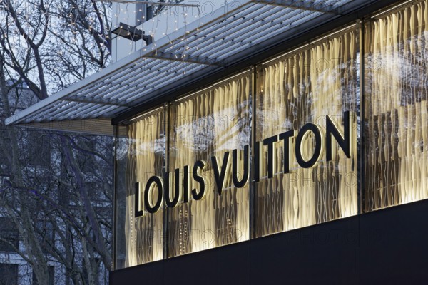 Louis Vuitton logo on illuminated façade, Louis Vuitton boutique an der Kö, luxury shopping, Düsseldorf, North Rhine-Westphalia, Germany