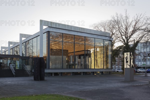 Lehmbruck-Museum, illuminated glass hall, twilight, Duisburg, North Rhine-Westphalia, Germany