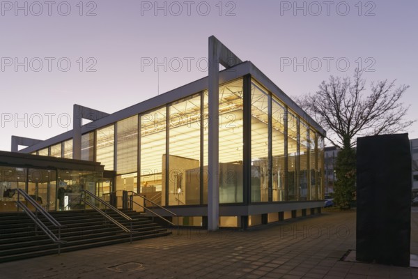 Lehmbruck-Museum, illuminated glass hall, twilight, Duisburg, North Rhine-Westphalia, Germany