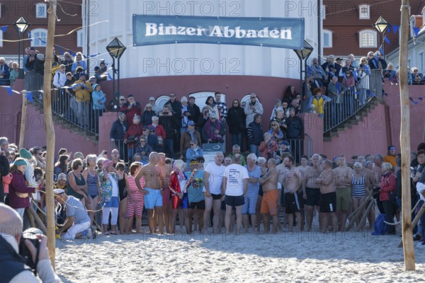 Tourists waiting in front of the spa hotel to bathe, swimmers ready to start in the water, tourist attraction Binzer Abbaden, Binz, seaside resort, Rügen island, Mecklenburg-Western Pomerania, Germany