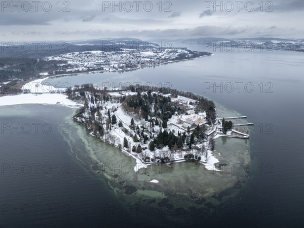The wintry and snowy Mainau island in Lake Constance with the pier and the baroque Mainau Castle, built between 1739 and 1746, behind it the village of Litzelstetten, aerial view, district of Konstanz, Baden-Württemberg, Germany