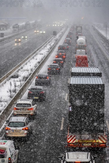 The onset of winter in North Rhine-Westphalia, heavy snowfall, A3 motorway near Hilden, near Ohligser Heide rest area, snow-covered roads, traffic is sometimes just slowing down, North Rhine-Westphalia, Germany