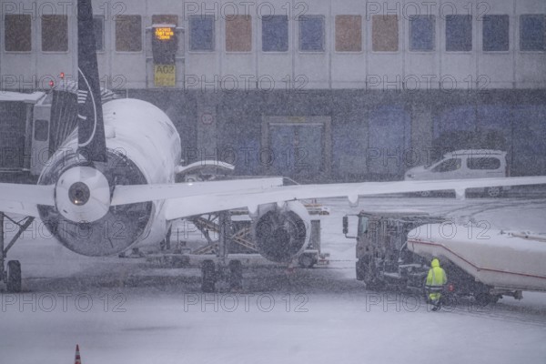 The onset of winter in North Rhine-Westphalia, flight operations are maintained at Düsseldorf Airport with great effort, North Rhine-Westphalia, Germany