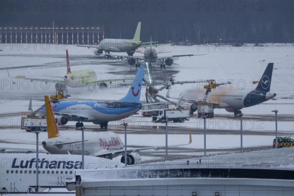 The onset of winter in North Rhine-Westphalia, flight operations are maintained at Düsseldorf airport with great effort, the taxiways, aircraft are de-iced in front of takeoff, North Rhine-Westphalia, Germany