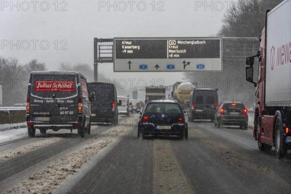 The onset of winter in North Rhine-Westphalia, heavy snowfall, driving on the A3 motorway near Hilden, near AS Düsseldorf/Mettmann, snow-covered roads, traffic is sometimes just slowing down, North Rhine-Westphalia, Germany