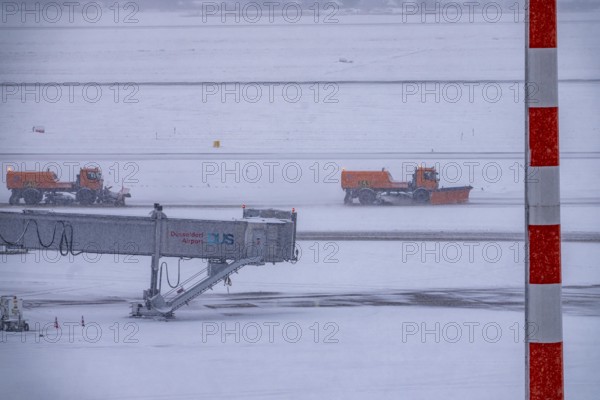 The onset of winter in North Rhine-Westphalia, flight operations were maintained at Düsseldorf airport with great effort, taxiways, runway were freed from snow and ice with many clearing vehicles, aircraft were de-iced in front of takeoff, North Rhine-Westphalia, Germany