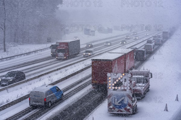 The onset of winter in North Rhine-Westphalia, heavy snowfall, A3 motorway near Hilden, near Ohligser Heide rest area, snow-covered roads, traffic is sometimes just slowing down, North Rhine-Westphalia, Germany