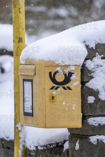 Mailbox, Deutsche Post, winter weather, blowing snow, snowy, near Oberelfringhausen in Elfringhauser Switzerland, near Hattingen, North Rhine-Westphalia, Germany