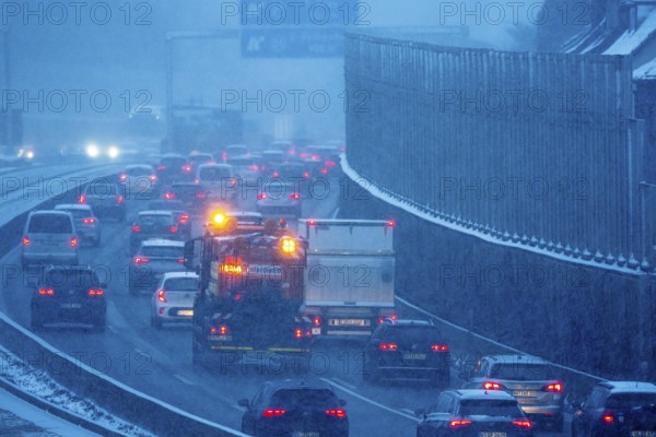 Winter maintenance, spreading vehicle, winter weather, motorway traffic, A40 motorway, Ruhrschnellweg, in Essen, at the Essen-Ost motorway junction, snowfall, traffic jams, heavy flowing traffic, North Rhine-Westphalia, Germany