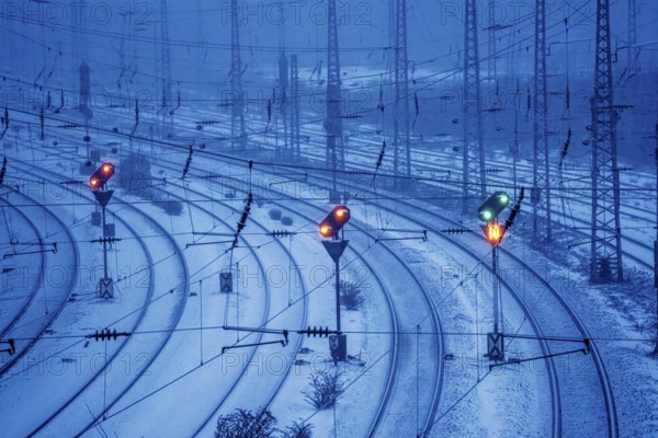 Winter weather, snowfall, signals, on the route east, in front of Essen main station, regional transport in North Rhine-Westphalia, Germany