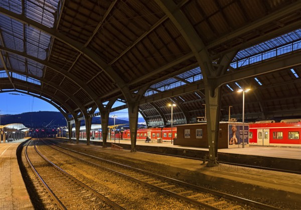 Empty platform with the two-nave platform hall and regional express in the evening, central railway station, Hagen, North Rhine-Westphalia, Germany