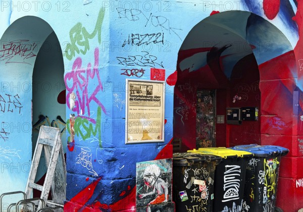 Kiefernstraße, residential street of the left-wing alternative scene with street art on house facades, Düsseldorf, North Rhine-Westphalia, Germany
