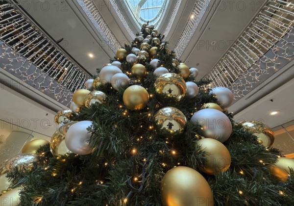 Stilwerk Düsseldorf, interior view, Christmassy decorated elliptical atrium with surrounding galleries in five sales floors, Germany