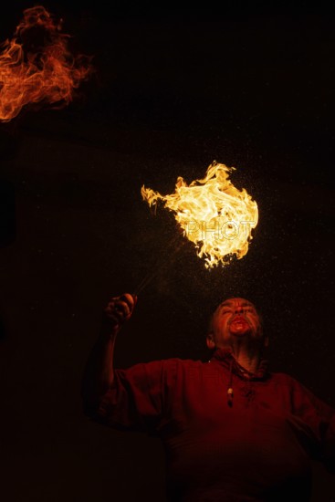 Fire Breather, Raunacht, Winter, Waldburg Castle, Waldburg, Allgäu, Baden-Württemberg, Germany