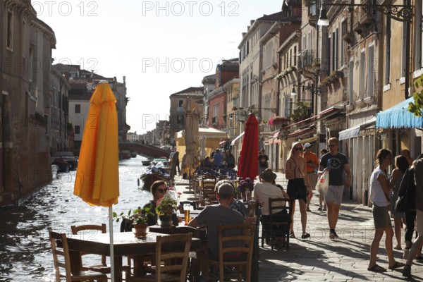 Restaurants on the Fondamenta Misericordia, on the Rio dell Misericordia, Venice, Veneto, Italy