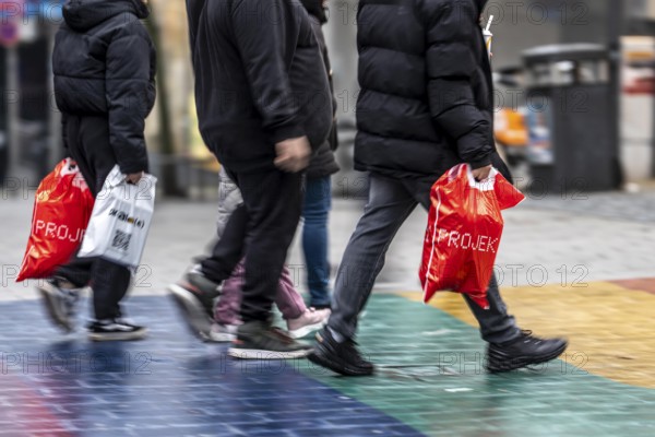 Pedestrian zone, passers-by hurrying, shopping between the years, exchanging, shopping bags, Kettwiger Straße, Essen, North Rhine-Westphalia, Germany