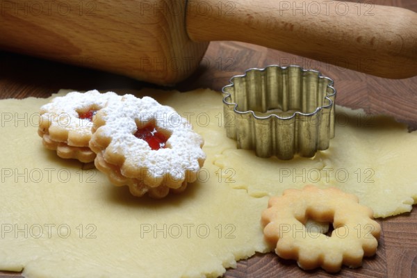 Cut out cookies with cookie mold, rogue and wallholz