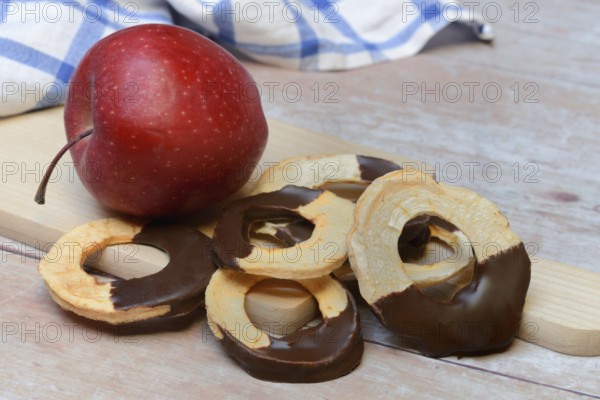 Apple rings, coated with chocolate, dried fruit