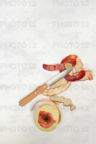 Peel apples with a knife, apple peels