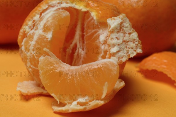 Opened clementine, clementine pieces, clementine