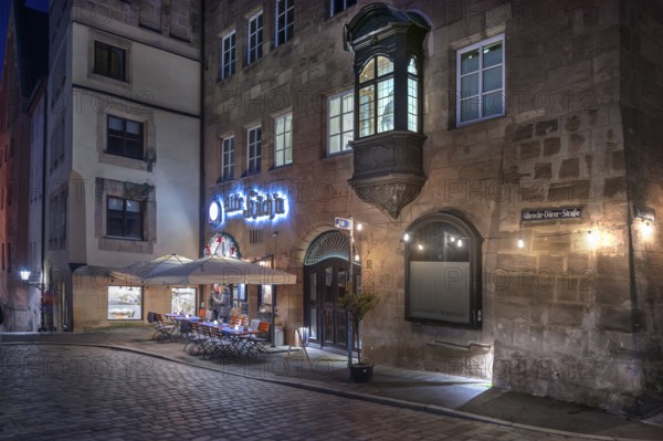 Historic restaurant, Alte Küch'n, with choirs in the evening lighting in the old town, Albrecht-Dürer-Straße 3, Nuremberg, Middle Franconia, Bavaria, Germany