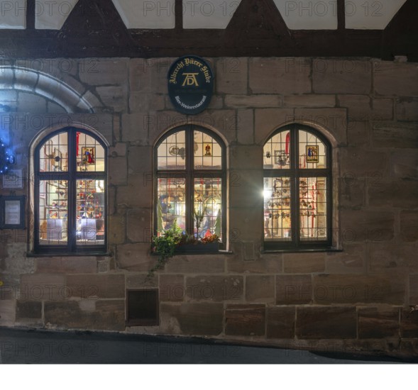View through the windows of the historic restaurant, Albercht Dürer Stuben, in the old town with Christmas lighting, Albrecht-Dürer-Straße 6, Nuremberg, Middle Franconia, Bavaria, Germany