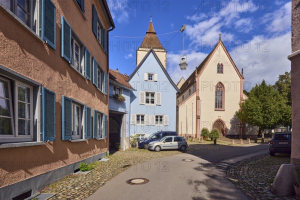 St. Martin parish church, church tower, houses, historic residential buildings, apartment buildings, street, curve, cars, trees, blue sky, cumulus clouds, Kirchstraße, Staufen im Breisgau, Black Forest, Breisgau-Hochschwarzwald district, Baden-Württemberg, Germany