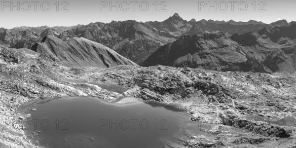 Mountain panorama over Laufbichlsee, behind it the Hochvogel, 2592m, Allgäu Alps, Allgäu, Bavaria, Germany